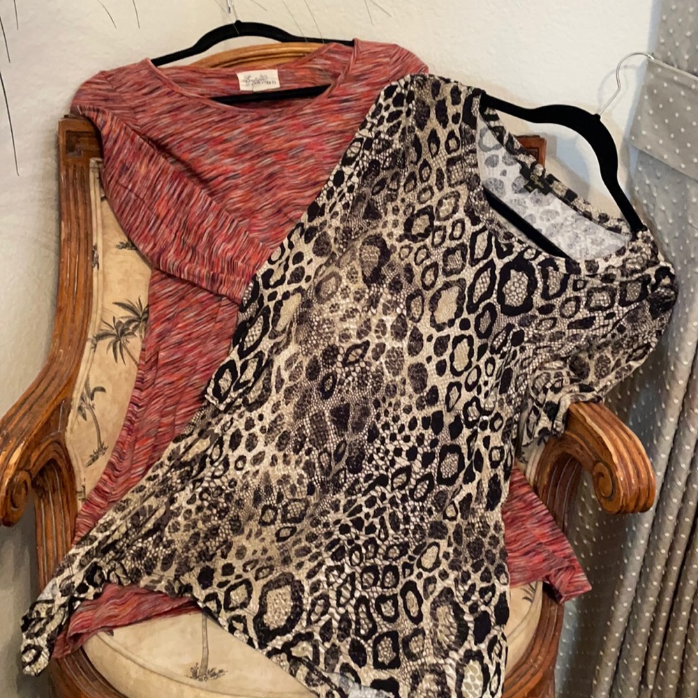2 tunics size S in excellent condition